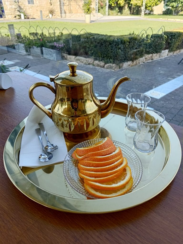 תה ופלחי תפוז לקינוח ארוחה בבורג' בנימינה בוהריים