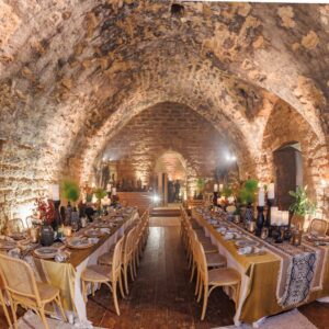 סידור שוחלנות באירוע פרטי בערב בחדר צלבני בבורג' בנימינה