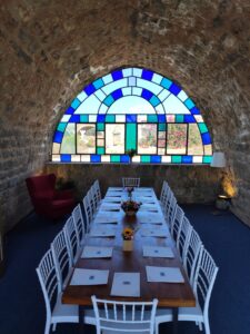 שולחן ערוך לישיבה או ארוחה בחדר הקיסר בבורג' בנימינה