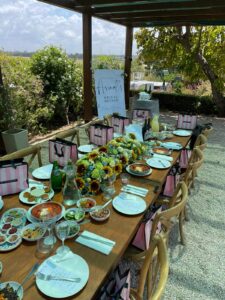 שולחן ערוך בפרגולה בבורג' בנימינה