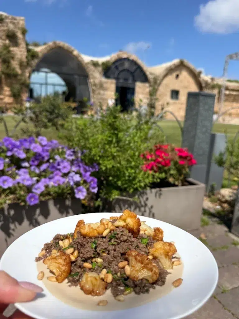 צלחת בשר וכרובית על טחינה על רגע הגן בבורג' בנימינה בוהריים